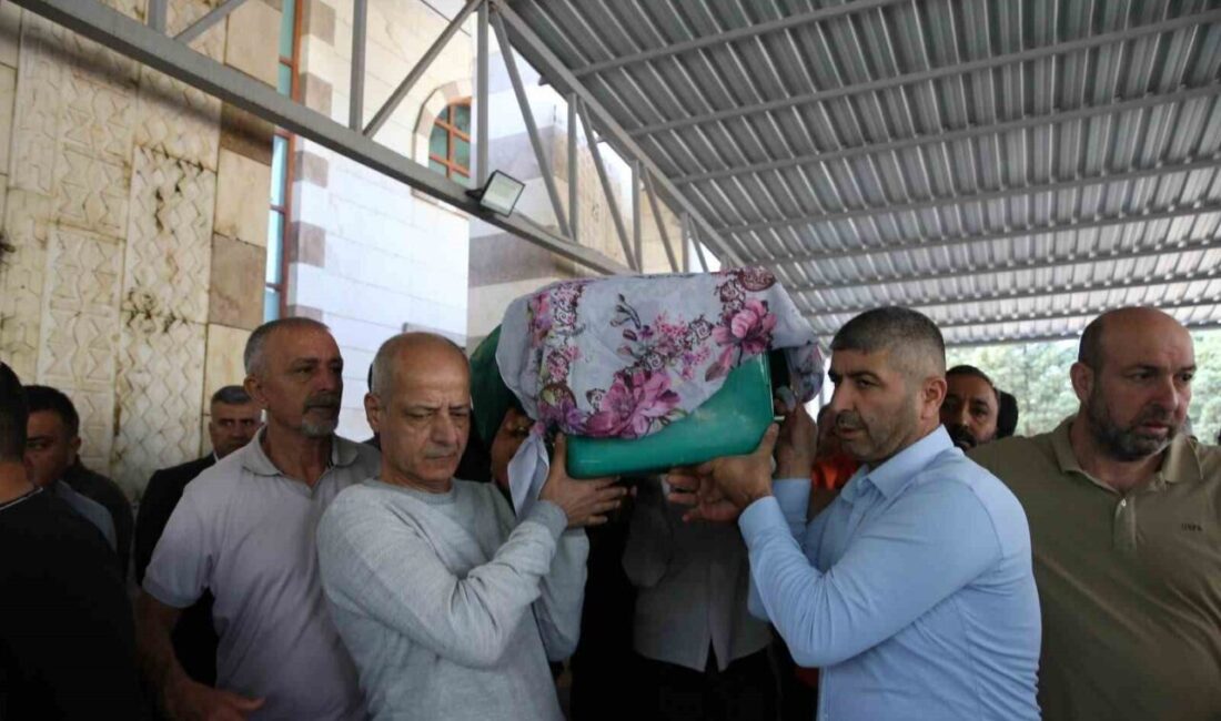 Hatay’da hemzemin geçitten geçmek isteyen otomobile trenin çarpmasıyla yaşanan kazada