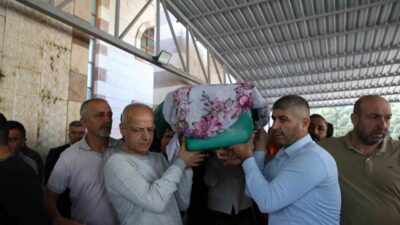 Hatay’da hemzemin geçitten geçmek isteyen otomobile trenin çarpmasıyla yaşanan kazada