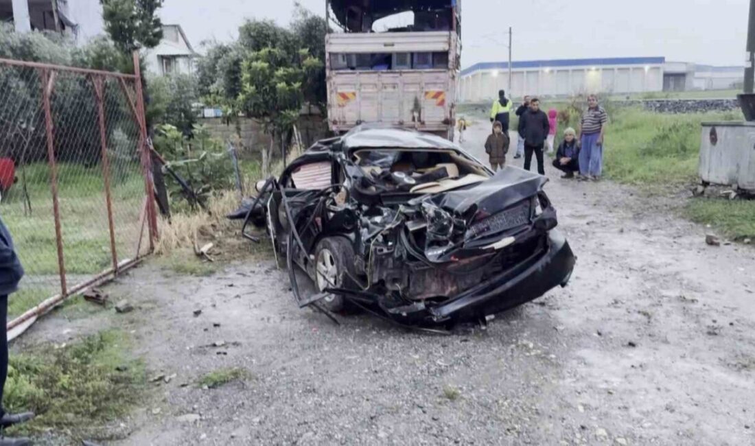 Hatay’da hemzemin geçitten geçmek isteyen otomobile trenin çarpmasıyla yaşanan kazada