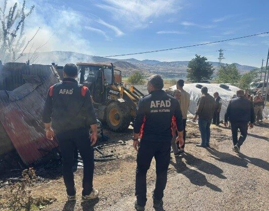 Tunceli’de meydana gelen ahır yangını, hızla büyümeden kontrol altına alınarak