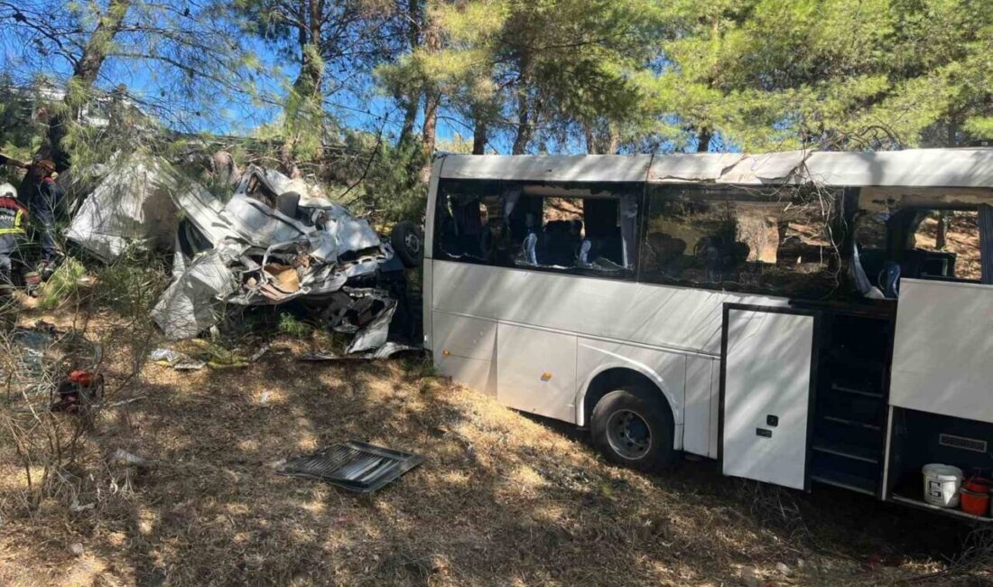 İzmir otobanında meydana gelen kaza sonucunda bir tur otobüsü şarampole