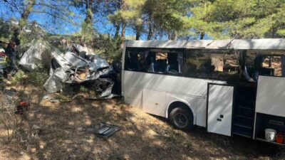 İzmir otobanında meydana gelen kaza sonucunda bir tur otobüsü şarampole