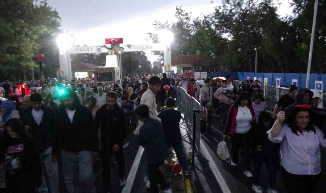 Malatya’daki olumsuz hava koşulları sebebiyle ertelenen Türk Yıldızları’nın gösteri uçuşu,