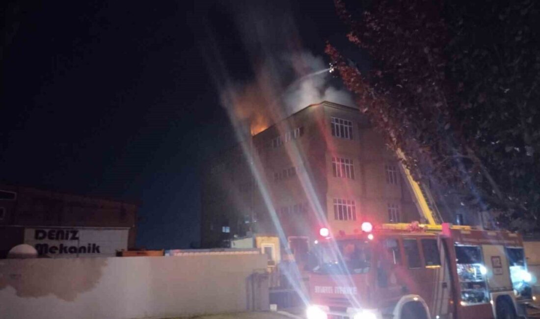 Tuzla ilçesinde gece geç saatlerde bir ayakkabı fabrikasında yangın çıktı.