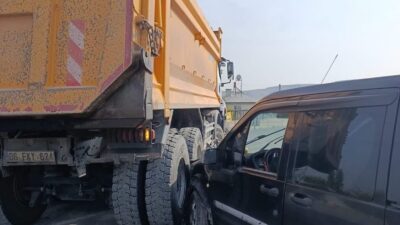 Iğdır’ın Tuzluca ilçesinde meydana gelen trafik kazasında kamyon ile hafif