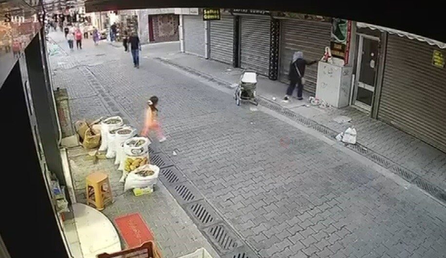 Karşıyaka ilçesindeki bir olayda, bir esnafın dükkanını kapatırken unuttuğu ve