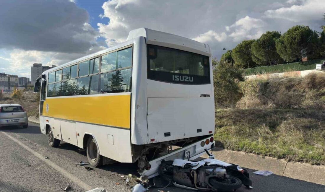 Uşak’ta motosikletin özel halk otobüsüne arkadan çarpması sonucu meydana gelen