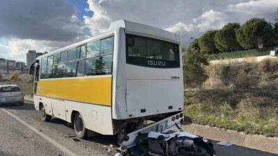 Uşak’ta motosikletin özel halk otobüsüne arkadan çarpması sonucu meydana gelen