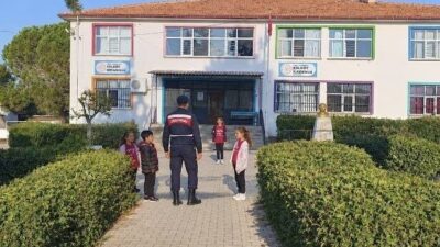 Uşak’ta “Güvenli Okul Güvenli Gelecek” projesi kapsamında polis ve jandarma