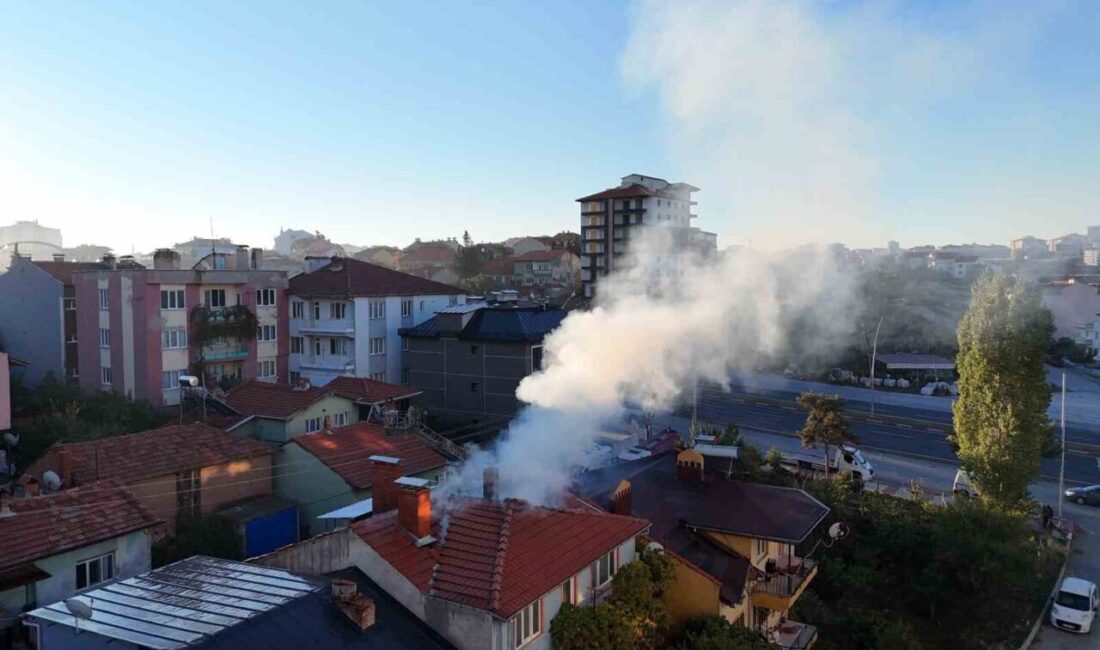 Uşak’ta bulunan bir tek katlı evin çatısında başlayan yangın, itfaiye