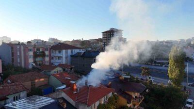 Uşak’ta bulunan bir tek katlı evin çatısında başlayan yangın, itfaiye