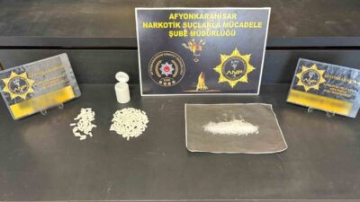 Afyonkarahisar’da, polis ekipleri tarafından durdurulan bir otomobilde yapılan aramada uyuşturucu