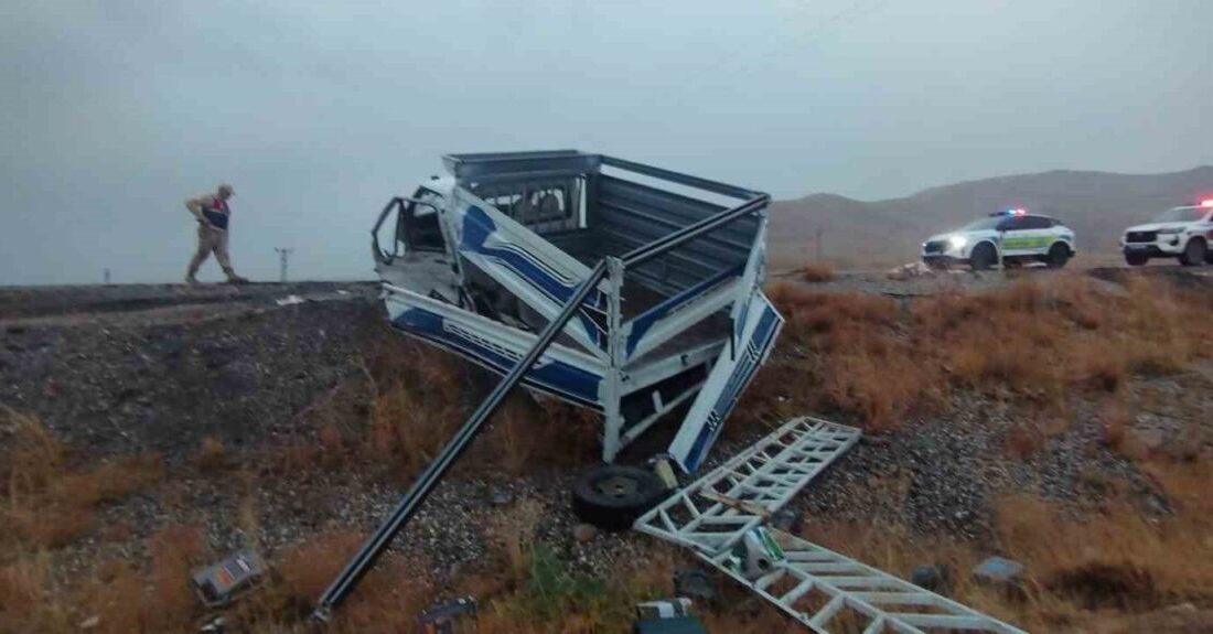 Van-Başkale karayolunda 3 aracın karıştığı zincirleme trafik kazasında 3’ü ağır