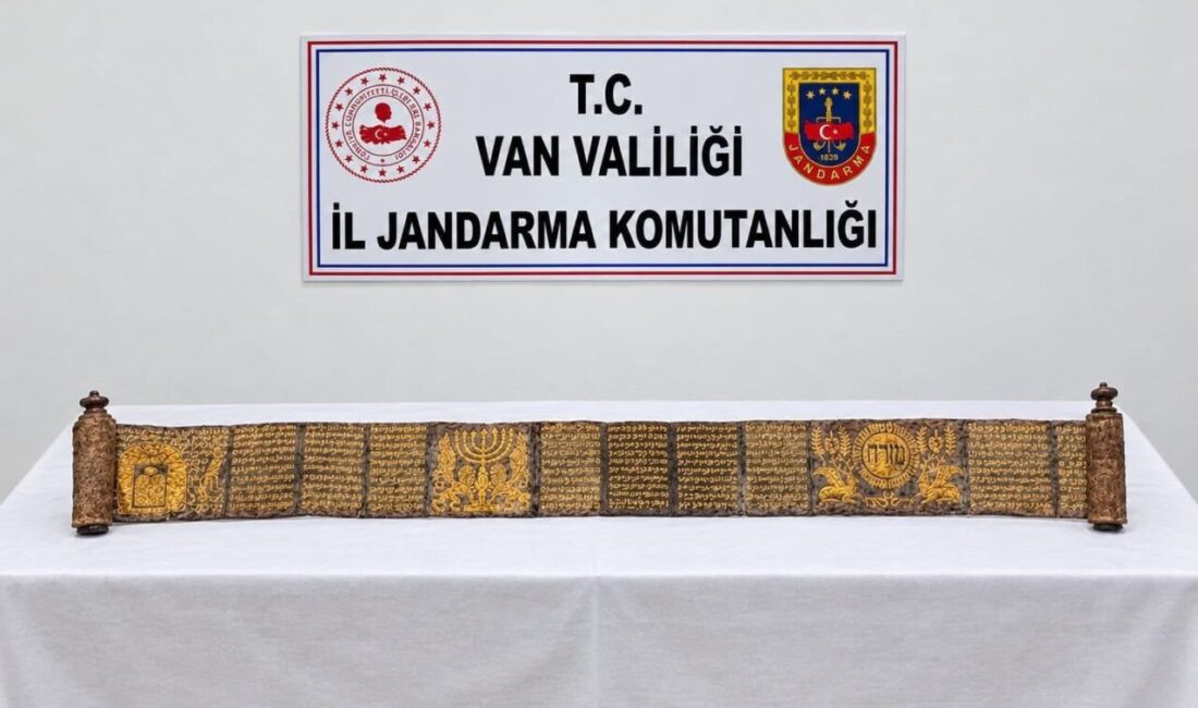 İpekyolu ilçesinde altın yaldız işlemeli, deri üzerinde şamdan ve Davut