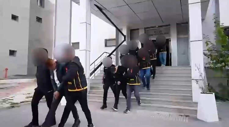 Van’daki eş zamanlı operasyonda nitelikli dolandırıcılık, banka hesaplarının üçüncü kişilere