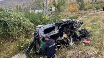 Van’ın Gevaş ilçesinde otomobilin takla atması sonucu meydana gelen trafik
