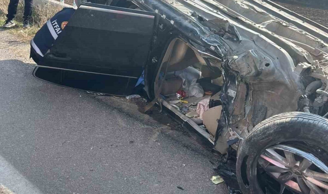 Van’ın Gevaş ilçesinde otomobilin takla atması sonucu meydana gelen trafik