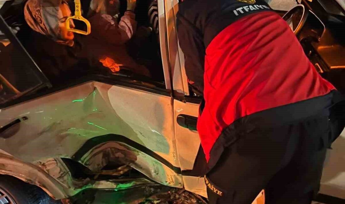 Van’ın Edremit ilçesinde iki otomobilin çarpışması sonucunda meydana gelen trafik