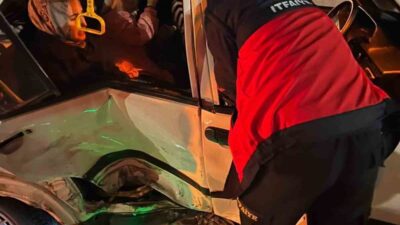 Van’ın Edremit ilçesinde iki otomobilin çarpışması sonucunda meydana gelen trafik