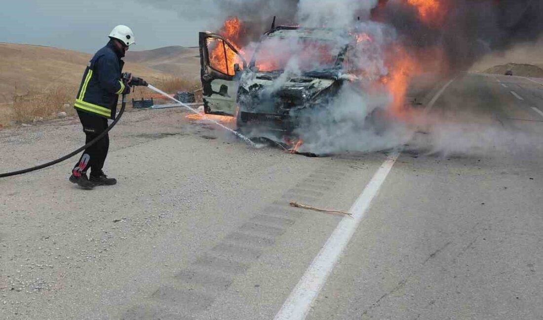 Van’ın Edremit ilçesinde seyir halindeki bir kamyonet alev alev yanarken,