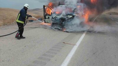 Van’ın Edremit ilçesinde seyir halindeki bir kamyonet alev alev yanarken,