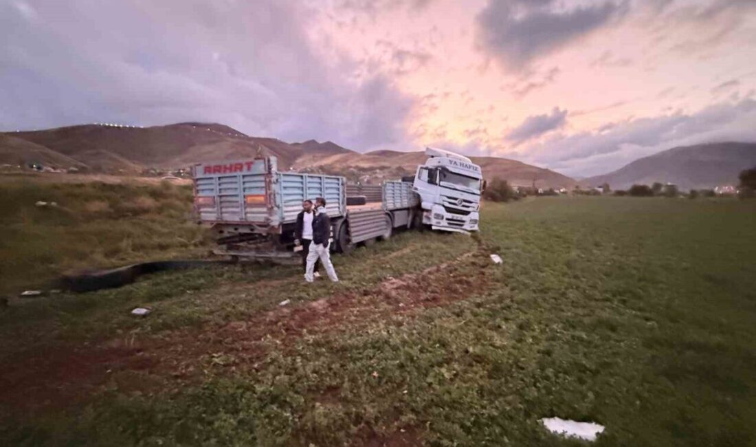 Van’ın Gevaş ilçesinde tırın şarampole yuvarlanması sonucu meydana gelen trafik