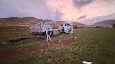 Van’ın Gevaş ilçesinde tırın şarampole yuvarlanması sonucu meydana gelen trafik