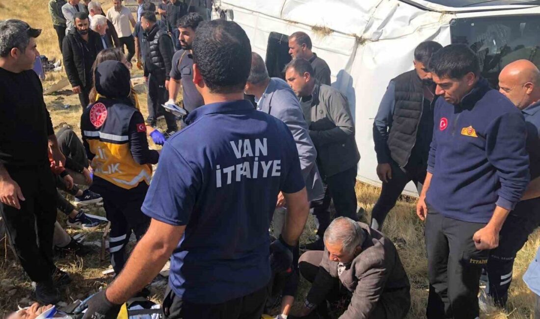 Van’ın Gürpınar ilçesinde meydana gelen trafik kazasında, tır ile minibüs