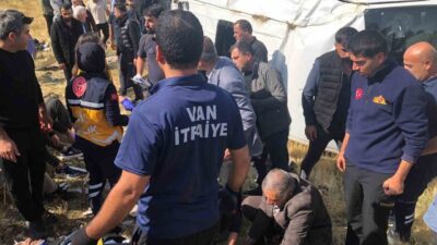 Van’ın Gürpınar ilçesinde meydana gelen trafik kazasında, tır ile minibüs
