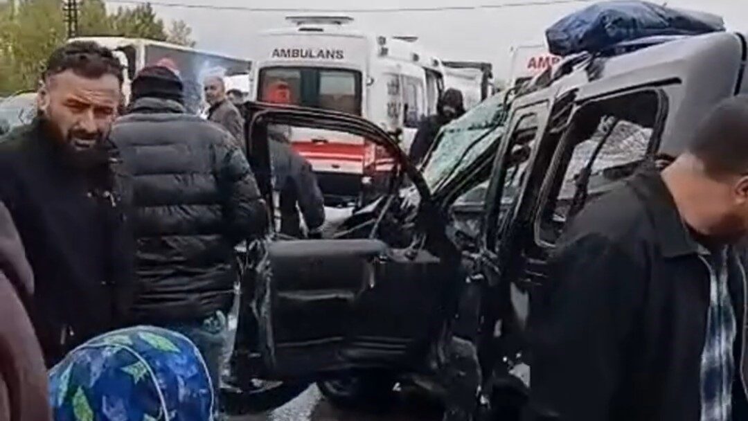 Van’ın Muradiye ilçesinde tırla hafif ticari aracın çarpışması sonucu 2