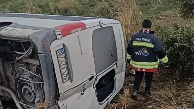 Van’ın Gevaş ilçesinde yaşanan trafik kazasında bir minibüs devrildi ve