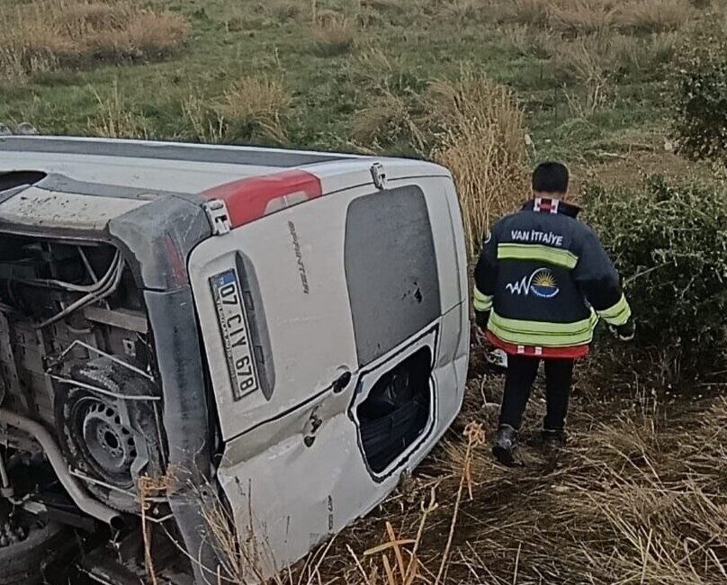 Van’ın Gevaş ilçesinde yaşanan trafik kazasında bir minibüs devrildi ve