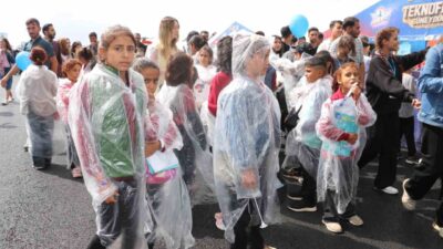 Şanlıurfa GAP Havalimanı’nda düzenlenen TEKNOFEST Güneydoğu festivali, yağışlı havaya rağmen