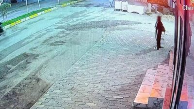 Adıyaman’da bir kadın, yolda yürürken kaldırımda yemek yiyen bir kediye