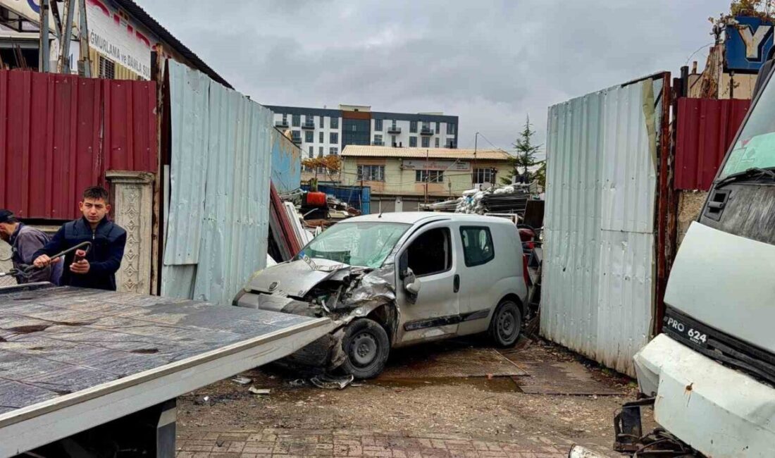 Afyonkarahisar’da kontrolden çıkan vinç hurdalık önünde çarptığı hafif ticari aracı