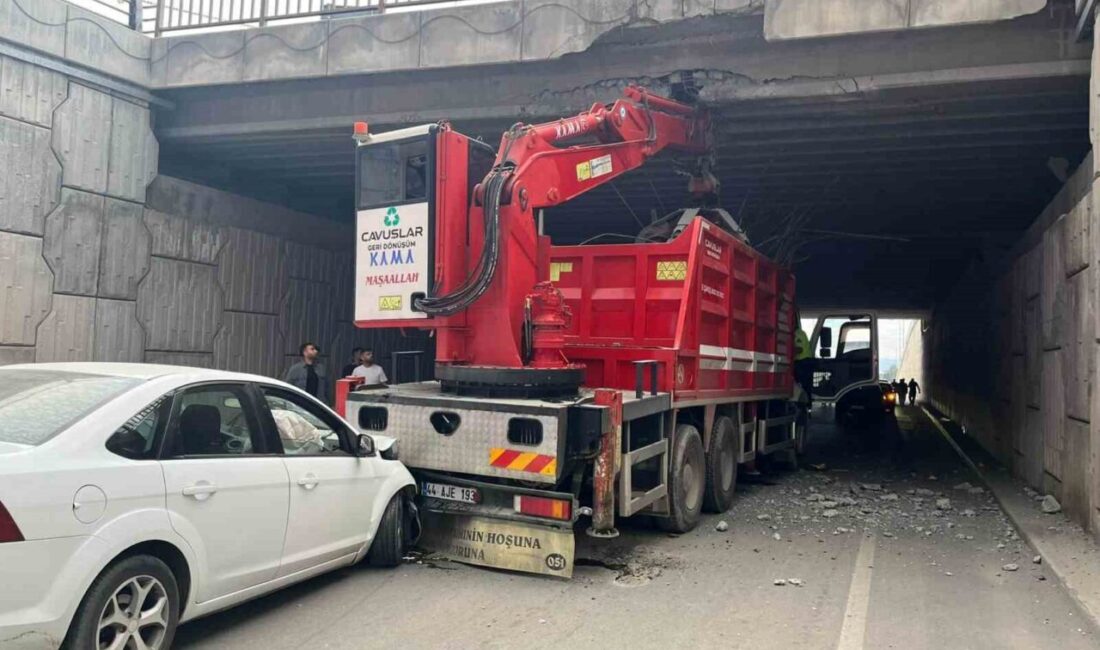 Yeşilyurt ilçesinde meydana gelen trafik kazasında vincin asansör bölümünün köprüye