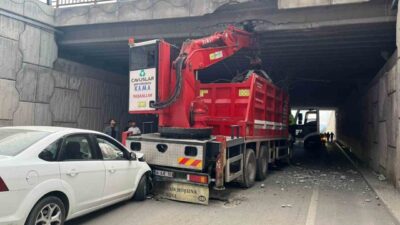 Yeşilyurt ilçesinde meydana gelen trafik kazasında vincin asansör bölümünün köprüye