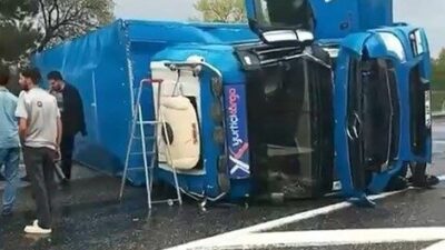 Elazığ’da bir kargo firmasına ait tırın virajı alamayarak devrildiği bir