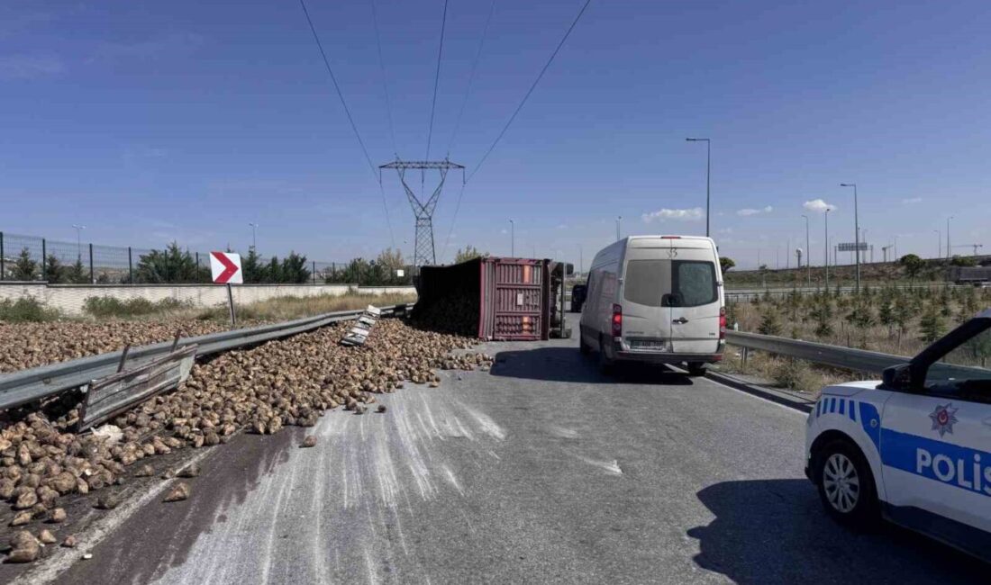 Kayseri’de, virajı alamayan bir pancar yüklü tır devrildi ve sürücü