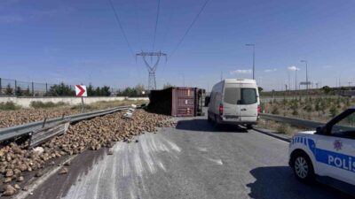 Kayseri’de, virajı alamayan bir pancar yüklü tır devrildi ve sürücü