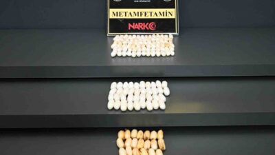 Kırşehir’de, polis ekipleri tarafından gerçekleştirilen operasyonda uyuşturucu madde taşıdıkları tespit