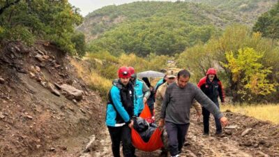 Tunceli’nin Nazımiye ilçesine bağlı Geriş köyünde, şiddetli yağışlar sonucu yolun