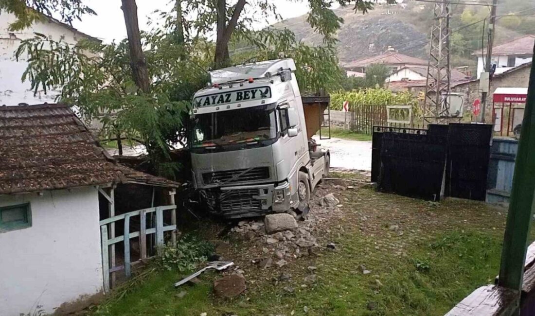 Sulusaray ilçesinde meydana gelen bir kaza sonucunda, yağış sebebiyle kayan