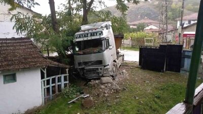 Sulusaray ilçesinde meydana gelen bir kaza sonucunda, yağış sebebiyle kayan