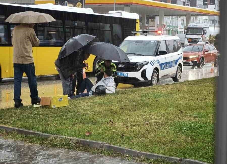 Kastamonu’da sağanak yağış sebebiyle motosikletten düşerek yaralanan sürücüyü, trafik polisi