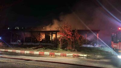 Yalova’nın Kadıköy beldesinde bulunan bir mobilya imalathanesinde çıkan yangın, itfaiye