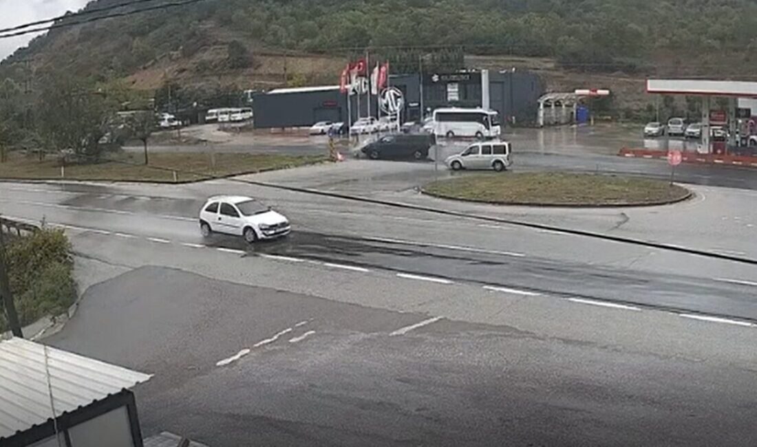 Yalova-Bursa karayolunda meydana gelen kazada, minibüsün çarpması sonucu ikiye bölünen