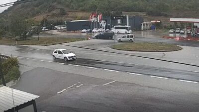 Yalova-Bursa karayolunda meydana gelen kazada, minibüsün çarpması sonucu ikiye bölünen