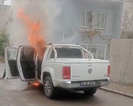 İzmir’in Buca ilçesinde, seyir halindeki bir araç motor bölümünde alev