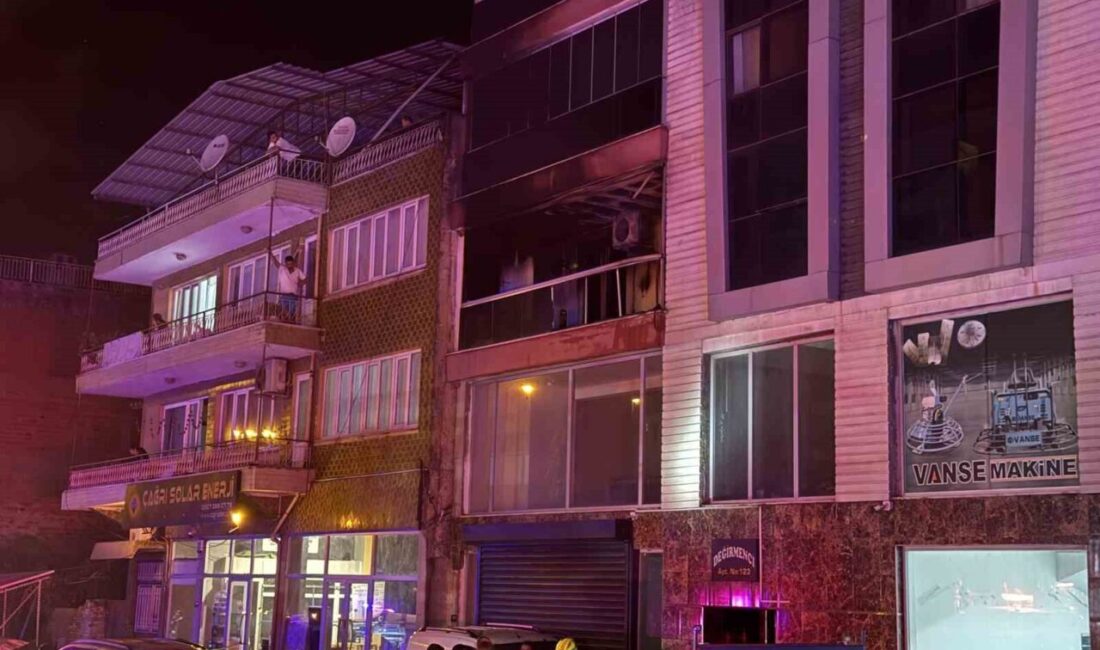 Aydın’ın Efeler ilçesinde bulunan bir apartmanda çıkan yangın, hane halkını